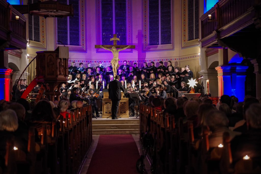 Voll besetzte Kirche zum Eröffnungskonzert Bach 2020